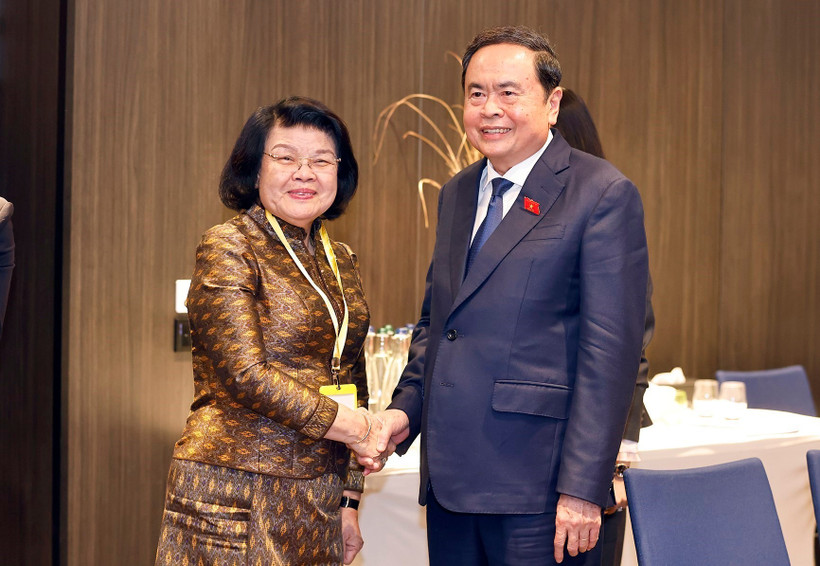 El presidente de la Asamblea Nacional de Vietnam, Tran Thanh Man, se reúne con su homóloga camboyana, Khuon Sudary. (Foto: VNA)