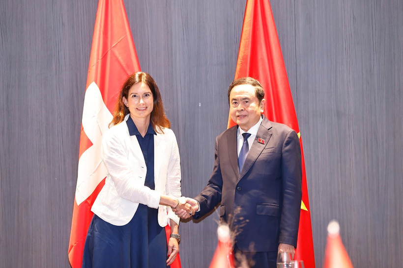 El presidente de la Asamblea Nacional de Vietnam, Tran Thanh Man, se reúne con la titular del Consejo Nacional de Suiza, Maja Riniker (Foto: VNA)