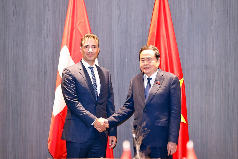 El presidente de la Asamblea Nacional de Vietnam, Tran Thanh Man, se reúne con el titular del Consejo de los Estados de Suiza, Andrea Caroni (Foto: VNA)