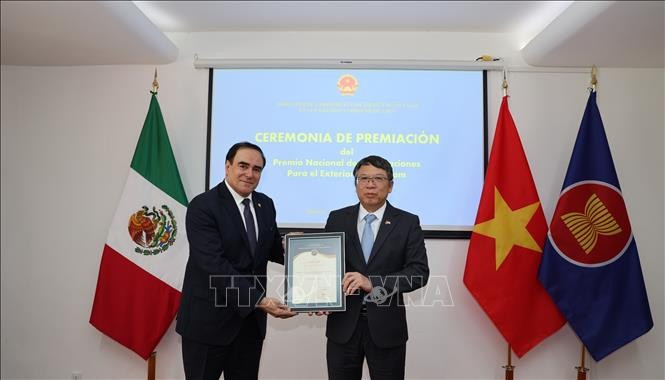 El embajador de Vietnam en México, Nguyen Van Hai, entrega el premio a Mouris Salloum George, director general del Club de Periodistas de México (Foto: VNA)