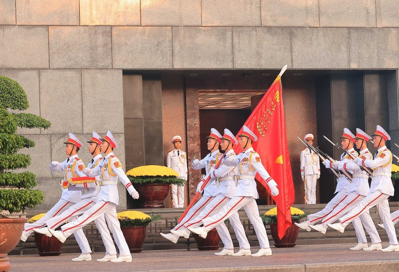 La guardia de honor marcha en revista frente al Mausoleo de Ho Chi Minh. (Foto de archivo: VNA)