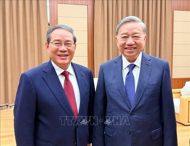 El secretario general del PCV, To Lam (derecha), se reúne con el primer ministro chino, Li Qiang (Foto: VNA)