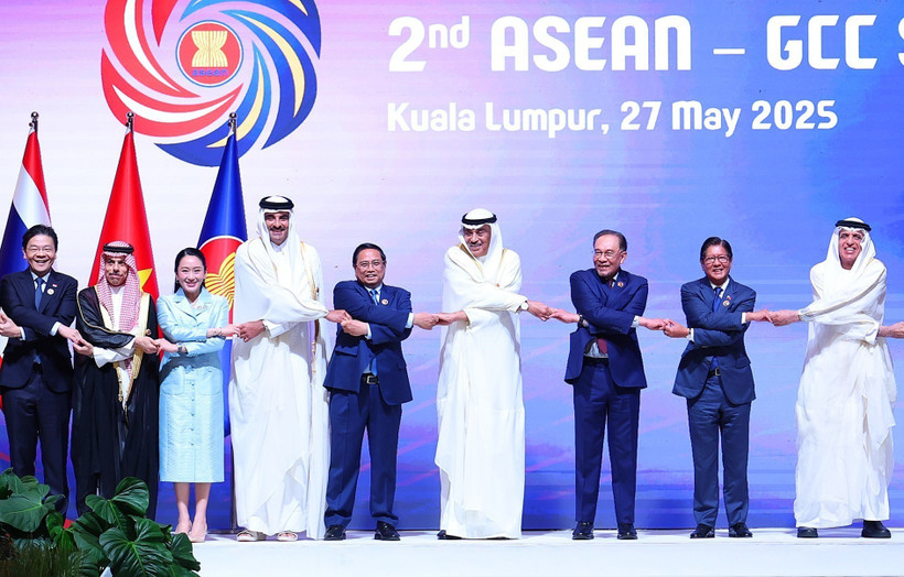 El primer ministro Pham Minh Chinh y los líderes de la ASEAN y el CCG en la segunda Cumbre ASEAN-CCG el 27 de mayo de 2025. (Foto: VNA)