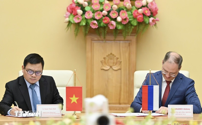 Ceremonia de firma de un memorando de entendimiento entre Vietnam y Rusia sobre cooperación en investigación científica, desarrollo tecnológico e innovación en el sector industrial. (Foto: VNA)