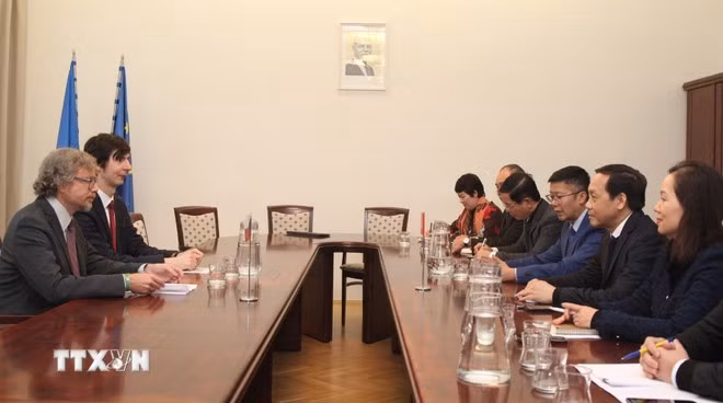 En la reunión entre la delegación de la Comisión de Asuntos Internos del Comité Central del Partido Comunista de Vietnam y representantes del Ministerio de Justicia de República Checa (Foto: VNA)