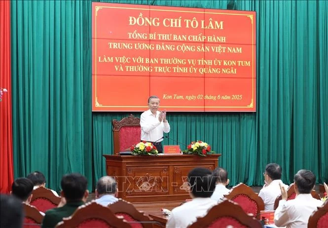 El secretario general del PCV, To Lam, se reúne con los Comités partidistas de Kon Tum y Quang Ngai (Foto: VNA)