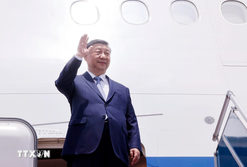 El secretario general del Partido Comunista y presidente de China, Xi Jinping, llega al Aeropuerto Internacional de Noi Bai (Foto: VNA)