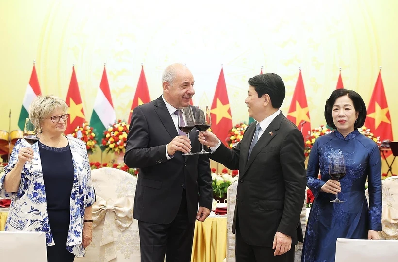 El presidente vietnamita, Luong Cuong, su homólogo húngaro, Sulyok Tamas, y sus esposas brindan en el banquete. (Foto: VNA)