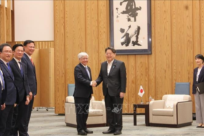El presidente del Frente de la Patria de Vietnam, Do Van Chien (izquierda), se reúne con el secretario jefe del Gabinete japonés, Hayashi Yoshimasa (Foto: VNA)