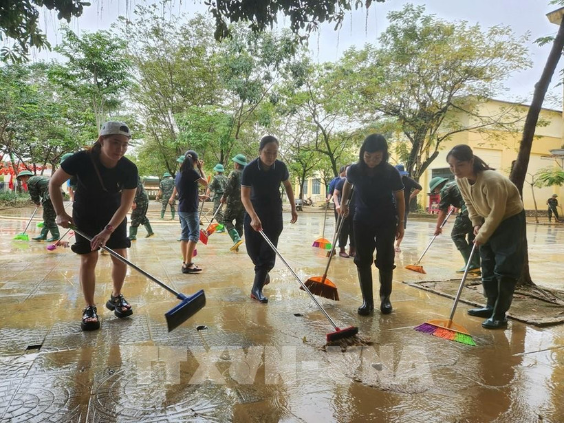 Se están realizando esfuerzos urgentes para limpiar las escuelas una vez que bajen las inundaciones. (Foto: VNA)