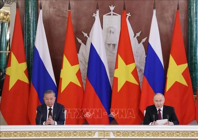 El secretario general del Partido Comunista de Vietnam, To Lam (izquierda), y el presidente ruso, Vladimir Putin, en sus declaraciones con la prensa (Foto: VNA)