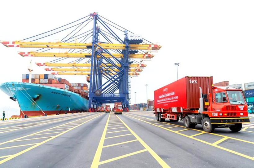 En el puerto internacional de contenedores Hateco Hai Phong (Foto: hanoimoi.vn)