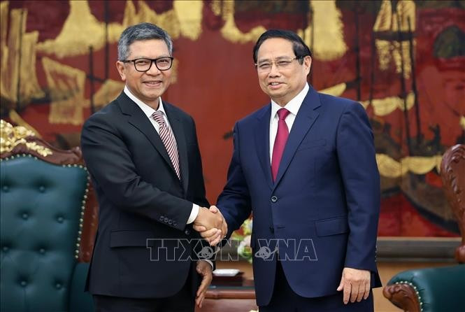 El primer ministro de Vietnam, Pham Minh Chinh, recibe al embajador de Indonesia en Hanoi, Denny Abdi (Foto: VNA)