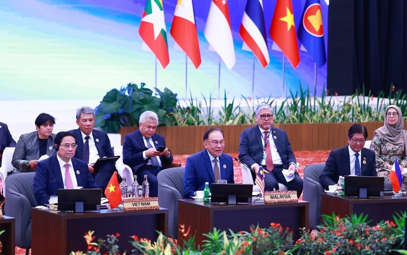 El primer ministro de Vietnam, Pham Minh Chinh (primero, a la izquierda), asiste a la sesión (Foto: VNA)