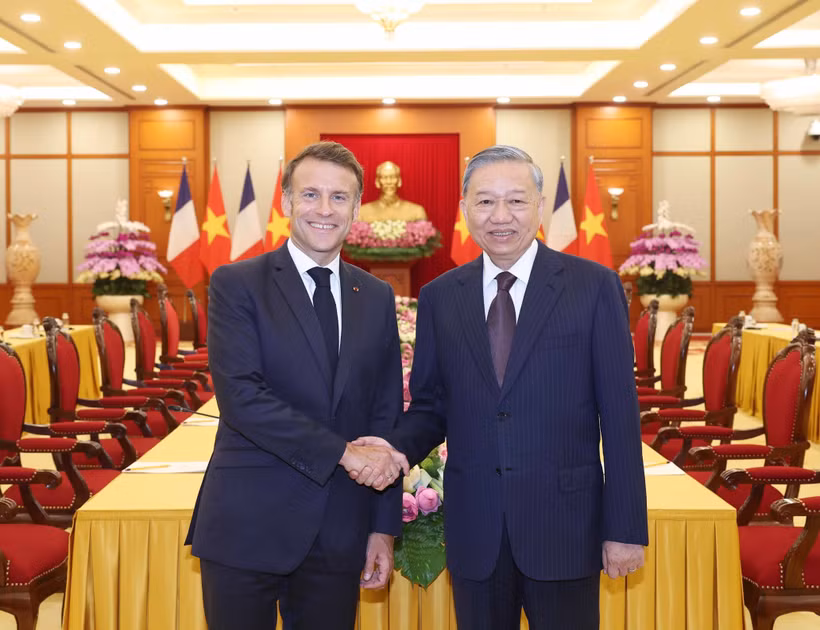 El secretario general del Partido Comunista de Vietnam, To Lam (derecha), se reúne con el presidente francés, Emmanuel Macron (Foto: VNA)