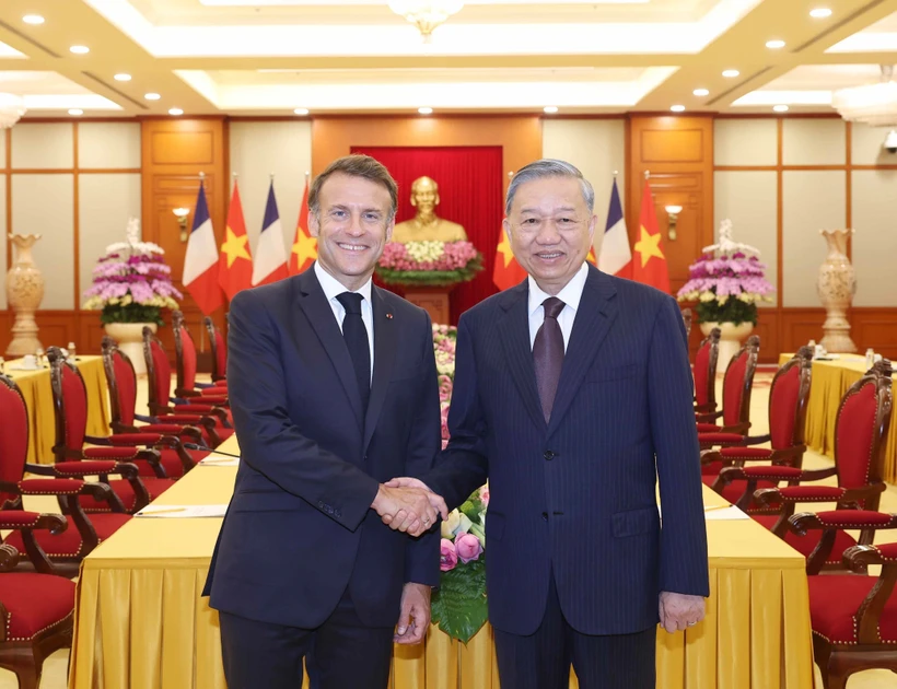 El secretario general del Partido Comunista de Vietnam, To Lam (derecha), se reúne con el presidente francés, Emmanuel Macron (Foto: VNA)