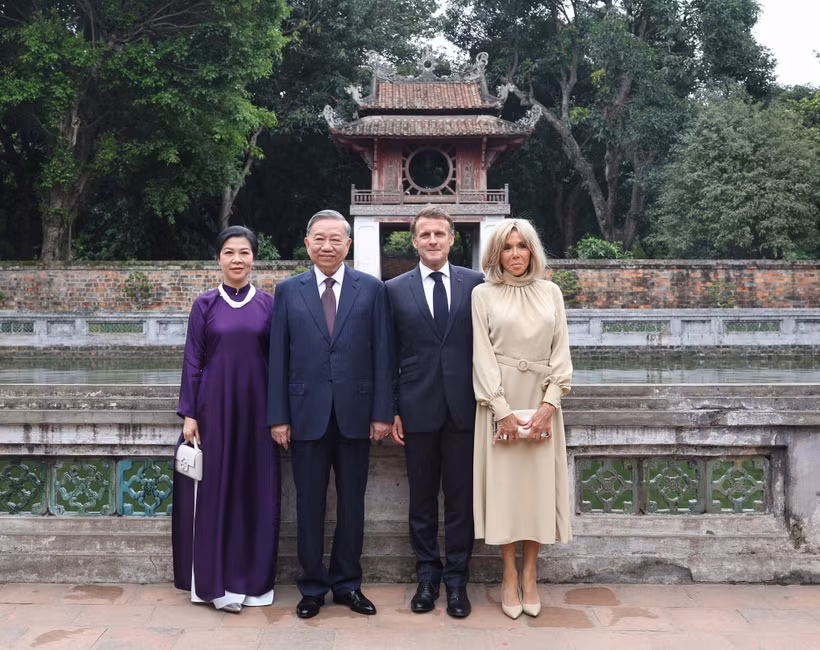 El secretario general del Partido Comunista de Vietnam, To Lam, y su esposa, junto con el presidente de Francia, Emmanuel Macron y su esposa, visitan el Templo de la Literatura (Foto: VNA)