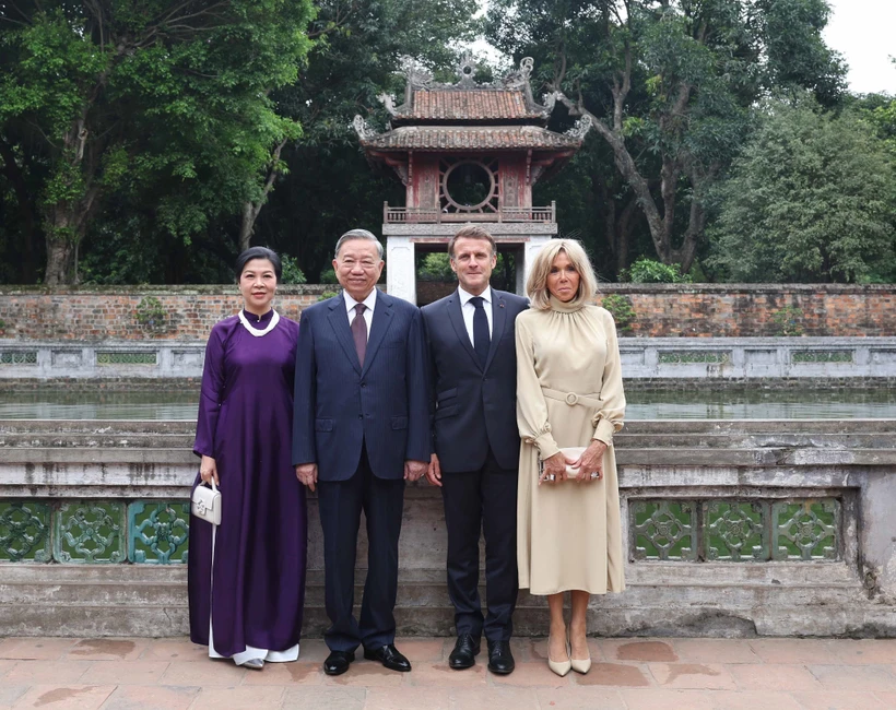 El secretario general del Partido Comunista de Vietnam, To Lam, y su esposa, junto con el presidente de Francia, Emmanuel Macron y su esposa, visitan el Templo de la Literatura (Foto: VNA)
