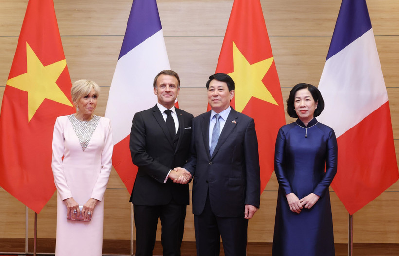 El presidente vietnamita, Luong Cuong, su homólogo francés, Emmanuel Macron, y sus esposas en el banquete en Hanoi el 26 de mayo (Foto: VNA)