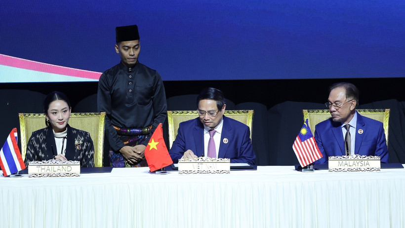 El primer ministro de Vietnam, Pham Minh Chinh (centro), firma la Declaración de Kuala Lumpur (Foto: VNA)