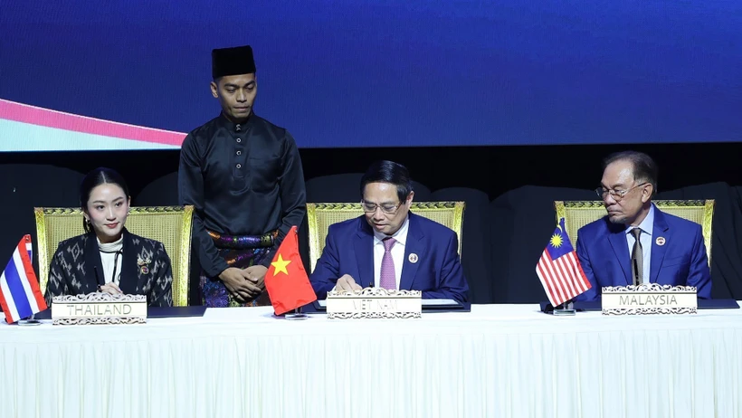 El primer ministro de Vietnam, Pham Minh Chinh (centro), firma la Declaración de Kuala Lumpur (Foto: VNA)
