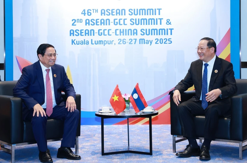 El primer ministro de Vietnam, Pham Minh Chinh (izquierda), conversa con su homólogo laosiano, Sonexay Siphandone. (Foto: VNA)