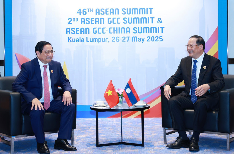 El primer ministro de Vietnam, Pham Minh Chinh (izquierda), conversa con su homólogo laosiano, Sonexay Siphandone. (Foto: VNA)