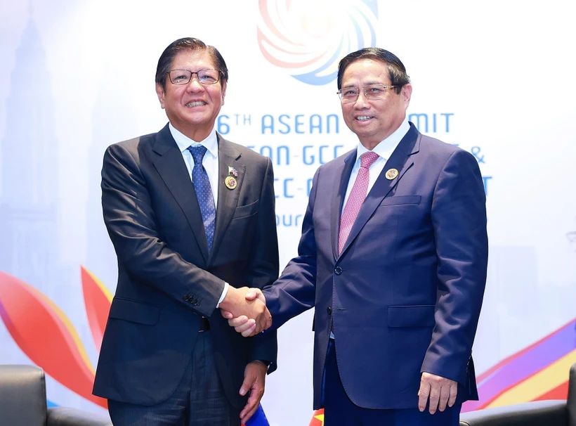 El primer ministro de Vietnam, Pham Minh Chinh (derecha), se reúne con el presidente filipino, Ferdinand Romualdez Marcos Jr. (Foto: VNA)