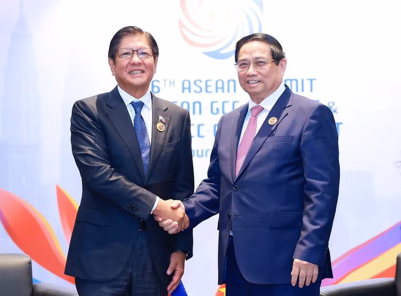 El primer ministro de Vietnam, Pham Minh Chinh (derecha), se reúne con el presidente filipino, Ferdinand Romualdez Marcos Jr. (Foto: VNA)