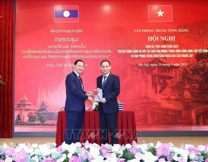 El secretario del Comité Central del PCV y jefe de su Oficina, Le Hoai Trung (derecha), y su similar del PPRL, Thongsalith Mangnomek (Foto: VNA)