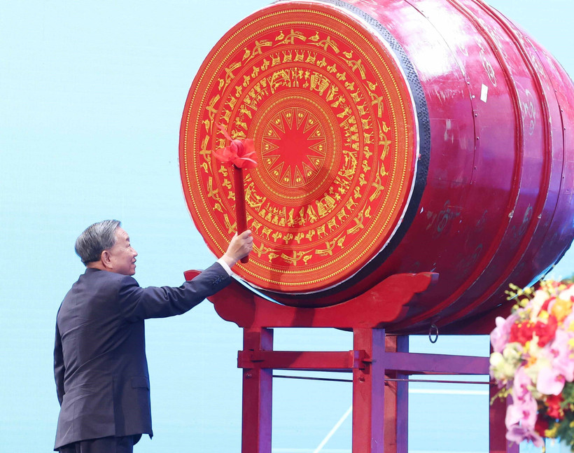 El secretario general del Partido Comunista de Vietnam, To Lam, da el tradicional toque de tambor para marcar el comienzo oficial del nuevo ciclo académico (Foto: VNA)
