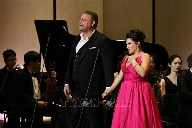Los artistas de ópera de renombre internacional Kathryn Lewek y Joseph Calleja en el evento (Foto: VNA)