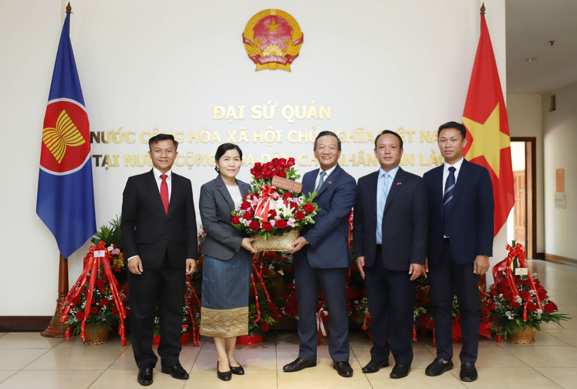 El Ministerio de Finanzas de Laos y el Comité de Cooperación Laos-Vietnam entregan flores al embajador vietnamita en Vientiane, Nguyen Minh Tam, para felicitarlo por el 80.º Día Nacional de Vietnam (2 de septiembre). (Foto: VNA)