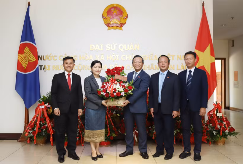 El Ministerio de Finanzas de Laos y el Comité de Cooperación Laos-Vietnam entregan flores al embajador vietnamita en Vientiane, Nguyen Minh Tam, para felicitarlo por el 80.º Día Nacional de Vietnam (2 de septiembre). (Foto: VNA)