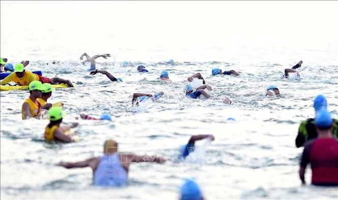 Los atletas compiten en natación (Foto: VNA)