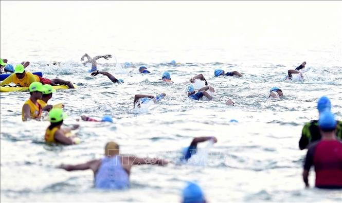 Los atletas compiten en natación (Foto: VNA)