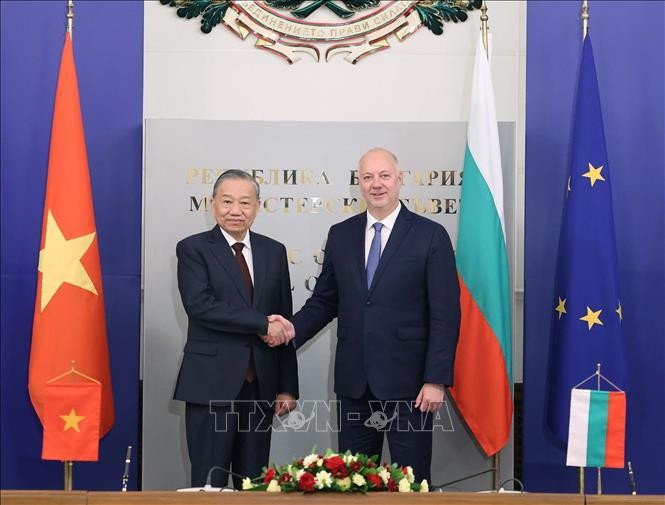 El secretario general del Partido Comunista de Vietnam, To Lam (izquierda), se reúne con el primer ministro de Bulgaria, Rosen Zhelyazkov (Foto: VNA)