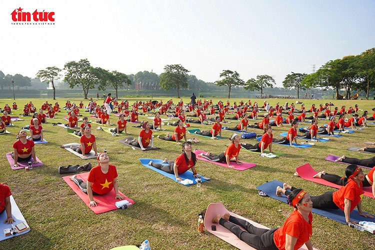 Más de mil instructores, practicantes y entusiastas del yoga se reúnen en el Parque Yen So, en Hanoi (Foto: VNA)