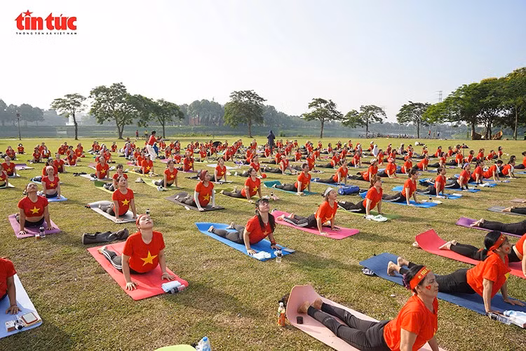 Más de mil instructores, practicantes y entusiastas del yoga se reúnen en el Parque Yen So, en Hanoi (Foto: VNA)