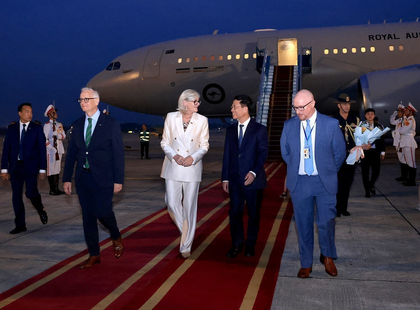 El ministro de Ciencia y Tecnología, Nguyen Manh Hung, recibe a la delegación australiana en el Aeropuerto Internacional de Noi Bai, Hanoi. (Foto: VNA)