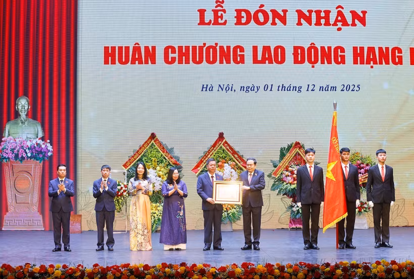 El presidente de la Asamblea Nacional de Vietnam, Tran Thanh Man, entrega la Orden del Trabajo de Primera Clase a la Editorial Política Nacional Su That. (Foto: VNA)