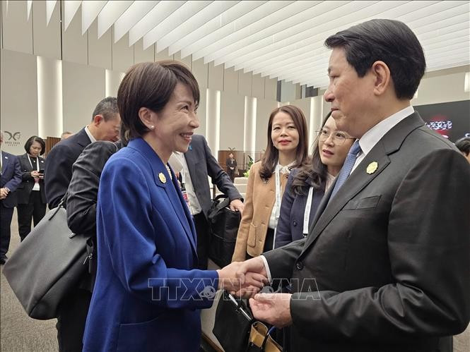 El presidente del Estado, Luong Cuong, se reúne con la primera ministra japonesa, Sanae Takaichi. (Foto: VNA)