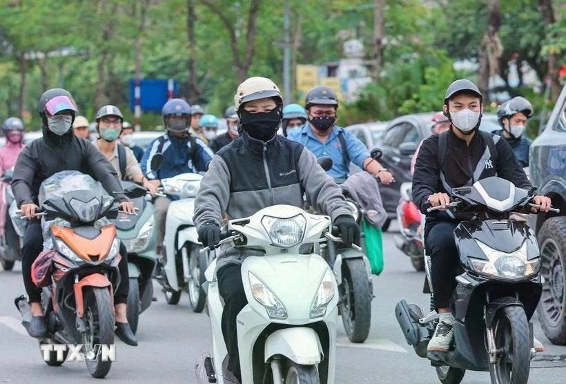 Los motociclistas usan ropa abrigada y guantes cuando manejan en la calle (Foto: VNA)