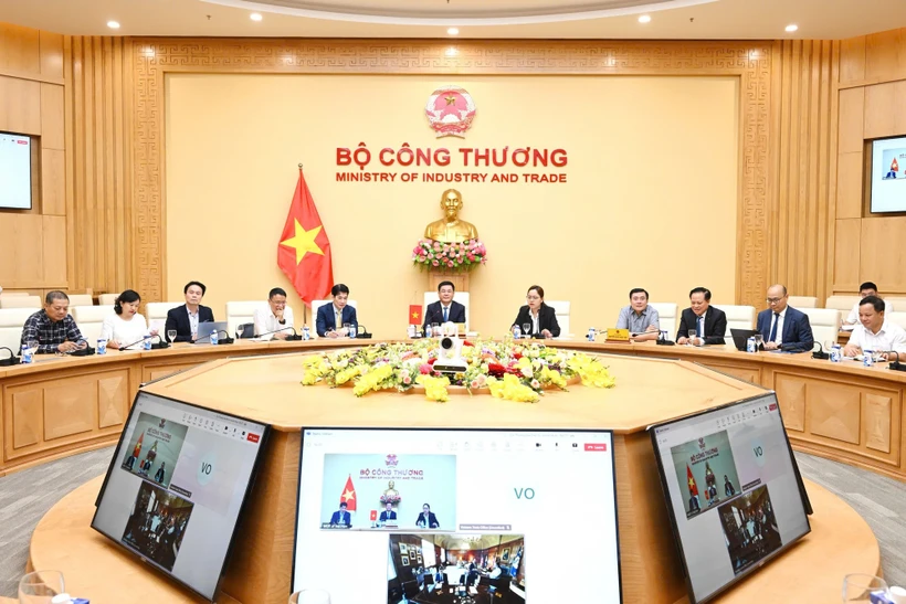 El ministro de Industria y Comercio de Vietnam, Nguyen Hong Dien, sostiene una reunión virtual con el secretario de Comercio de EE. UU., Howard Lutnick (Foto: baochinhphu.vn)
