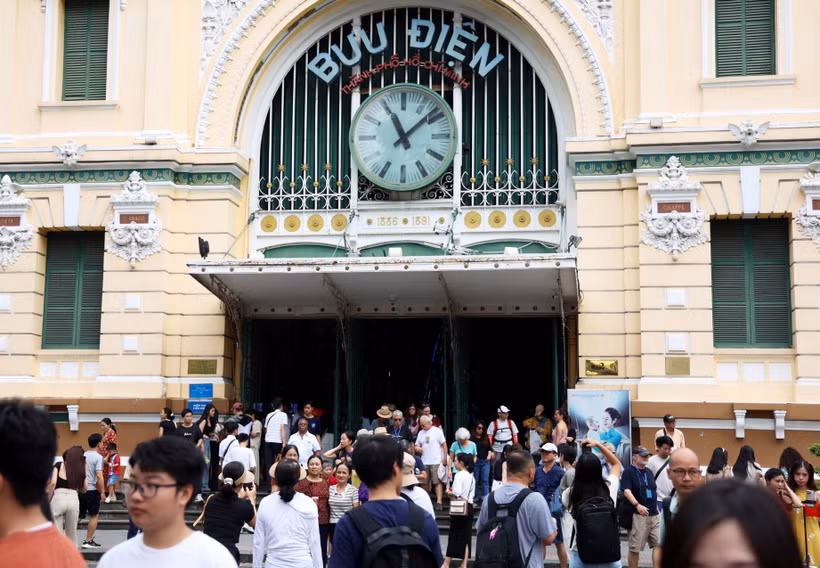 La Oficina Central de Correos de Ciudad Ho Chi Minh atrae a un gran número de visitantes (Foto: VNA)