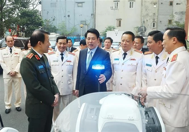 El presidente de Vietnam, Luong Cuong, revisa los equipos del Comando de Guardia del Ministerio de Seguridad Pública (Foto: VNA)