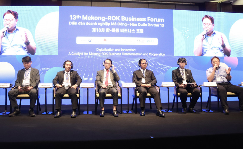 Expertos debaten el potencial para la cooperación comercial y la transformación digital en el foro (Foto: VNA)