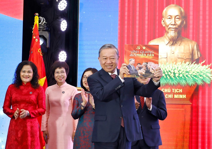 El secretario general del Partido Comunista de Vietnam, To Lam, recibe el libro de fotografías «La gloria pertenece por siempre al pueblo» de la VNA. (Foto: VNA)