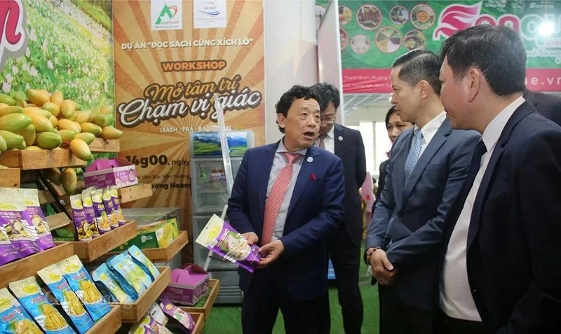 El director general de la FAO, Qu Dongyu, visita el Centro de Promoción Comercial para la Agricultura. (Foto: congthuong.vn)