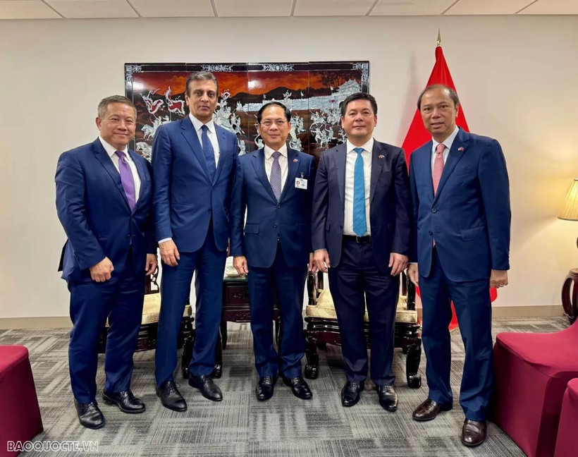 El viceprimer ministro vietnamita Bui Thanh Son, se reúne con Raj Subramaniam, presidente y director ejecutivo del grupo estadounidense FedEx (Foto: baoquocte.vn)